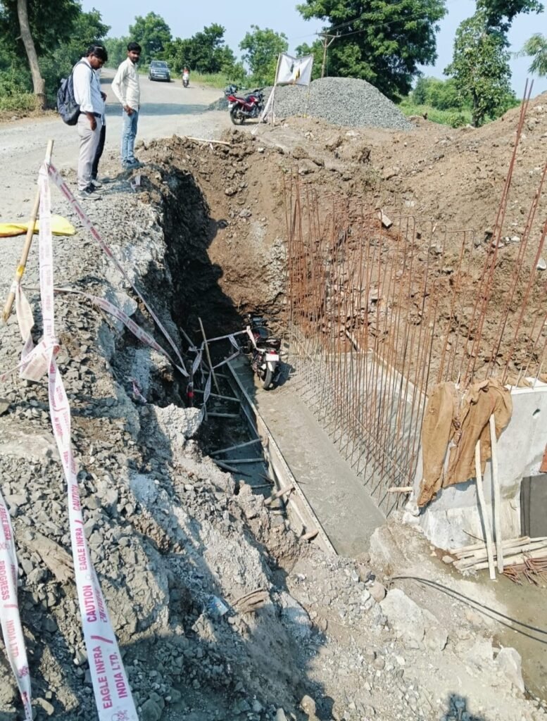 सुरगाव-येळाकेळी मार्गावर पुलाच्या १५ फूट खोल खड्ड्यात दूचाकीसह पडले दोघे जण….
