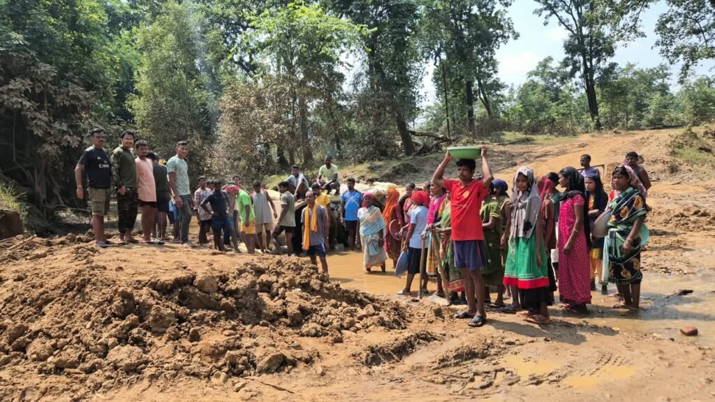 पोलीस आणि ग्रामस्थांच्या श्रमदानातून दुर्गम भागातील नाल्यावर पूल उभारणी…!